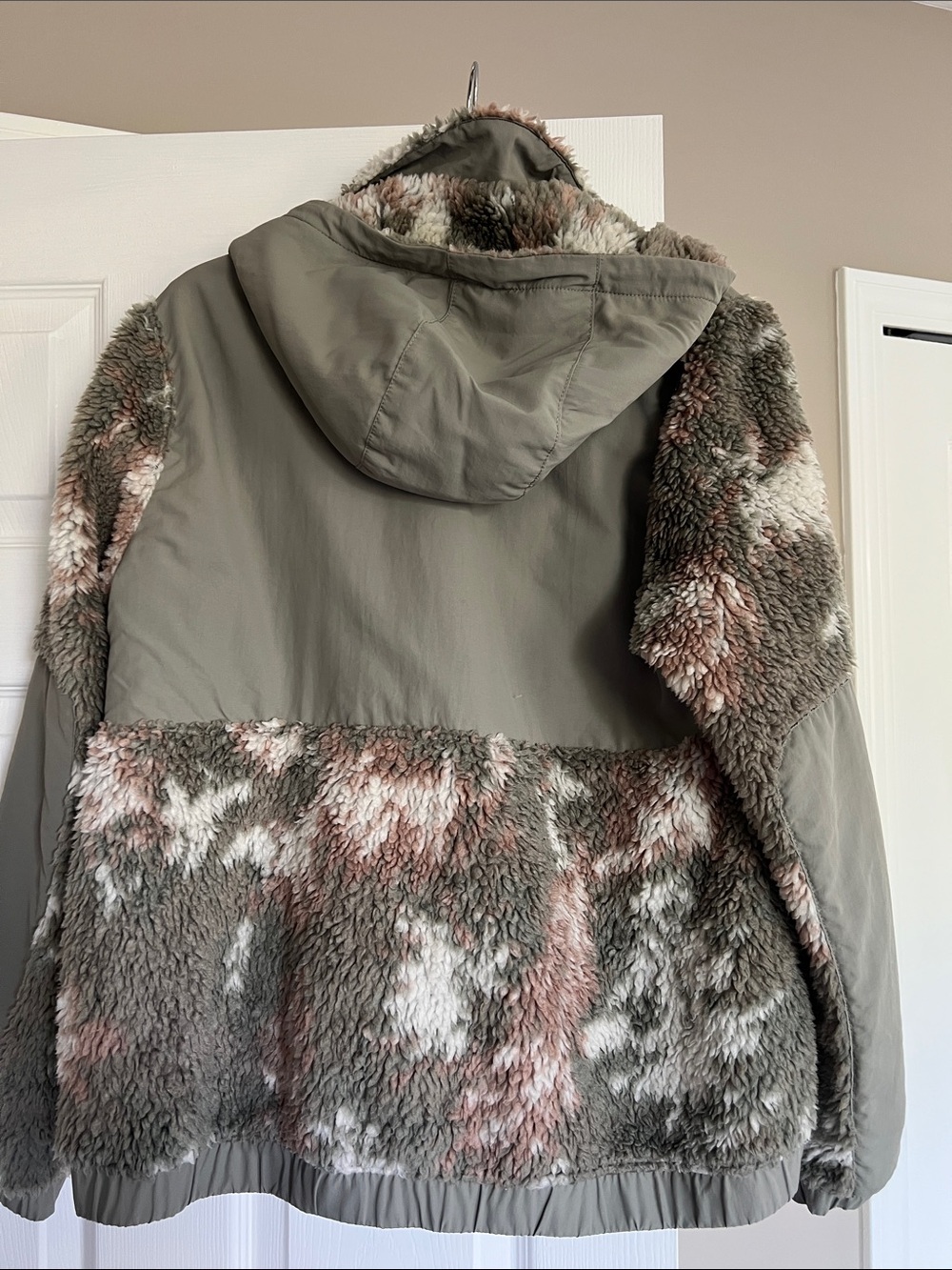 Patagonia Olive Green, Pink and Cream Fleece Pullover Jacket - Picture 3 of 6